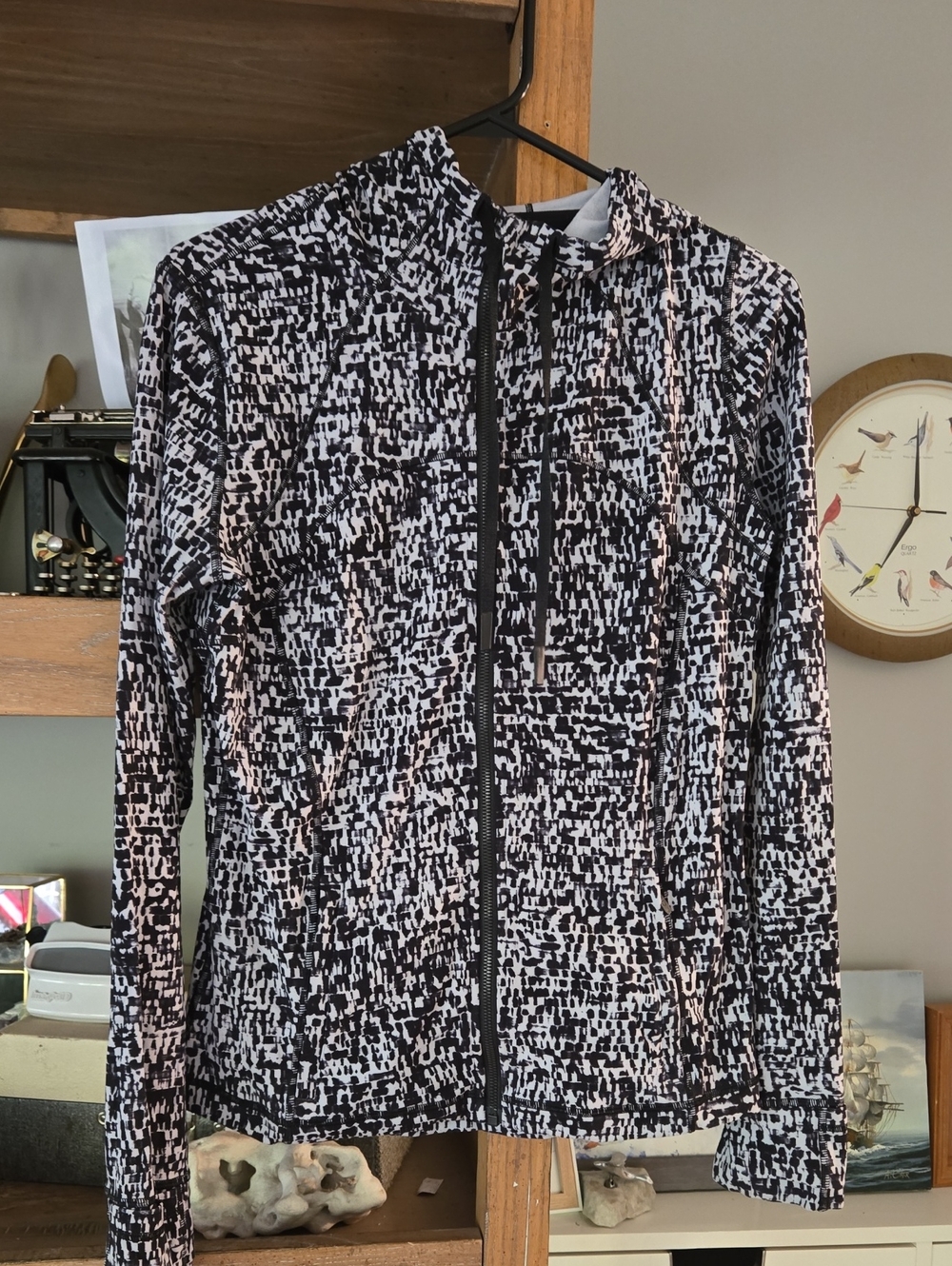 Lululemon Size 10 - Women's Black & White Printed Zip-Up Jacket